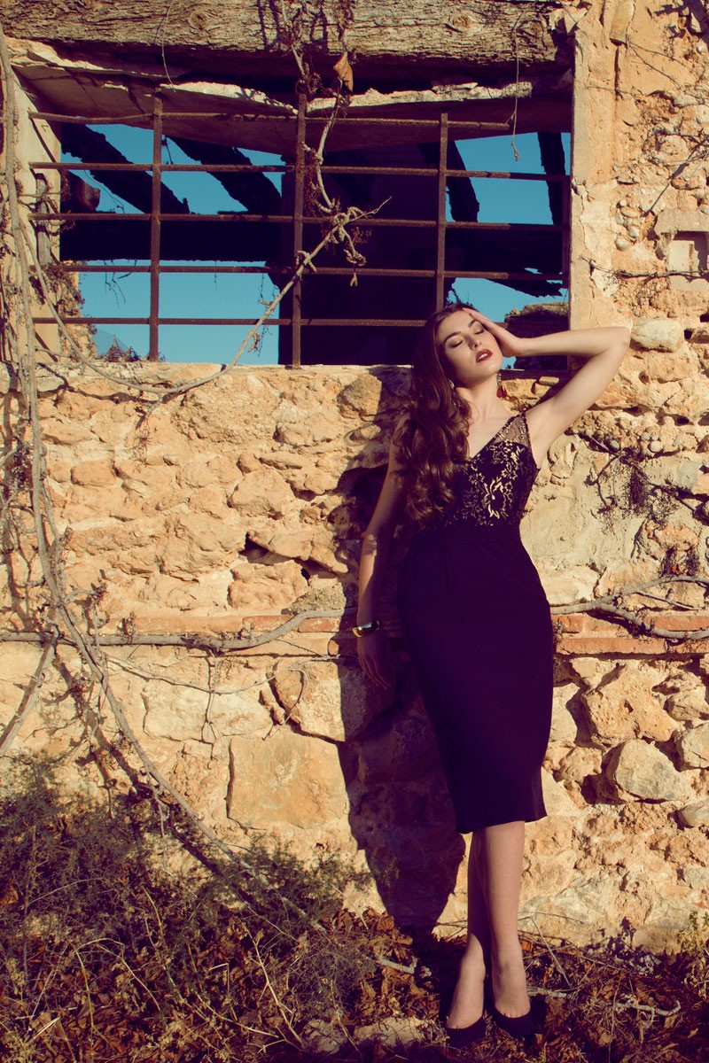 vestido negro midi ajustado al cuerpo con escote corazon transparencia en pico  para invitada fiesta nochevieja boda evento apparentia