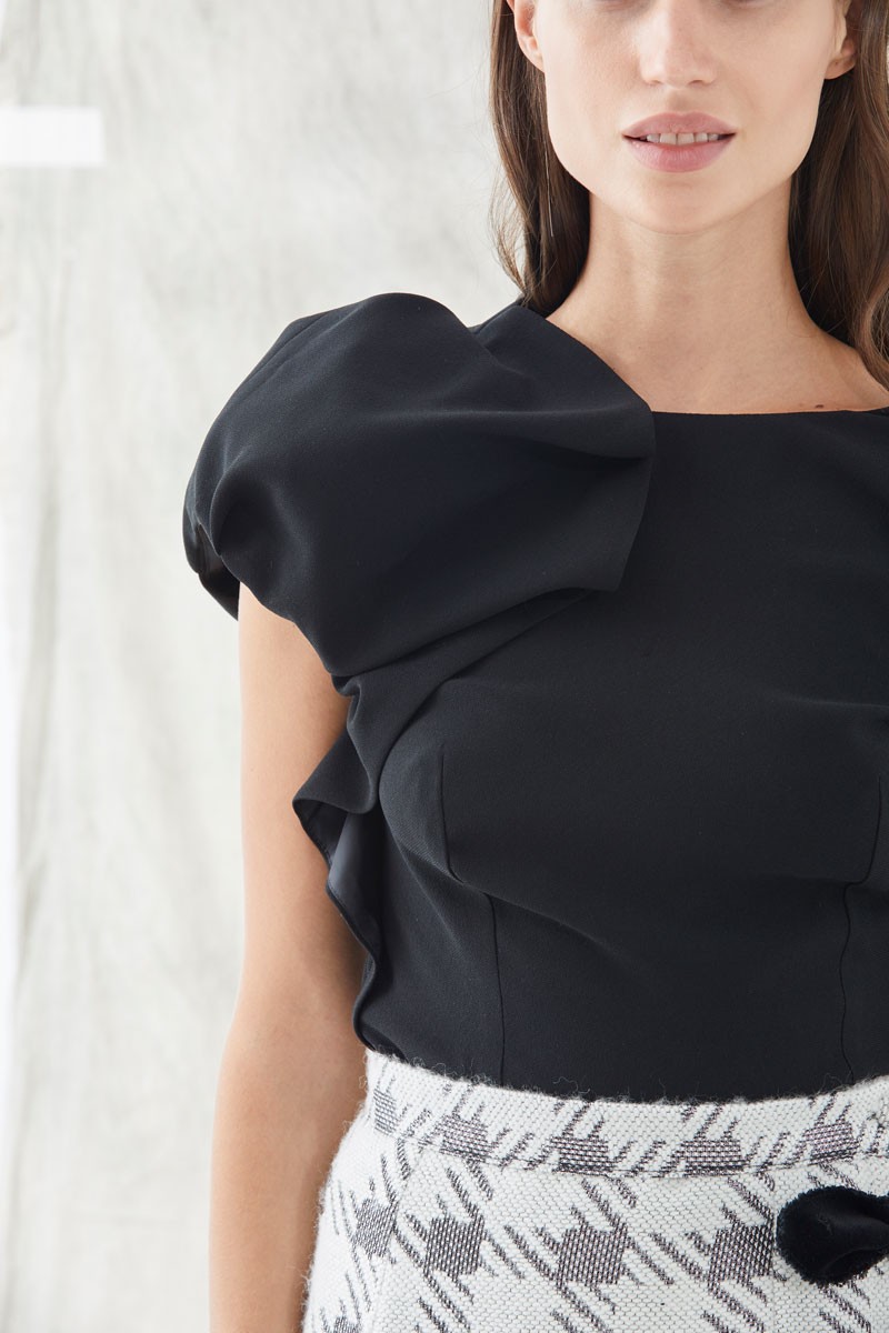 tops negros con mangas asimetricas confeccionado en crep color negro manga abullonada ideal para invitadas eventos fiestas apparentia