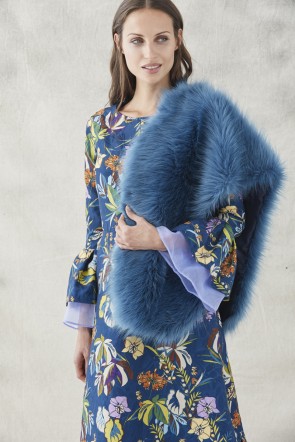 comprar online estola de pelo sintetica azul complemento ideal para trajes vestidos monos faldas pantalones blusas para invitadas de bodas fiestas eventos nochevieja de apparentia