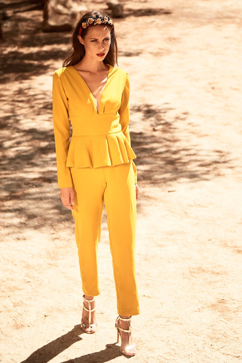 mono largo mostaza pantalon pitillo manga larga escote en pico de apparentia para invitadas de bodas