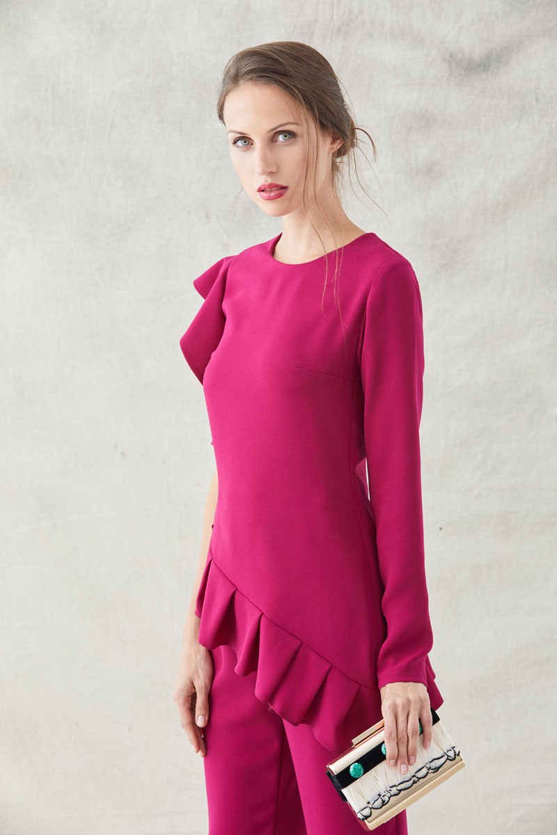 conjunto frambuesa de top asimetrico con volante y pantalon pitillo elegante sofisticado para invitadas de boda eventos  fiestas apparentia