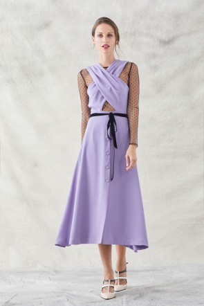 comprar online vestido midi lili escote cruzado con cuerpo y mangas de tul plumeti negro y lazo negro de terciopelo con falda midi evasé y botones forrados para invitadas de boda fiesta eventos boda de apparentia