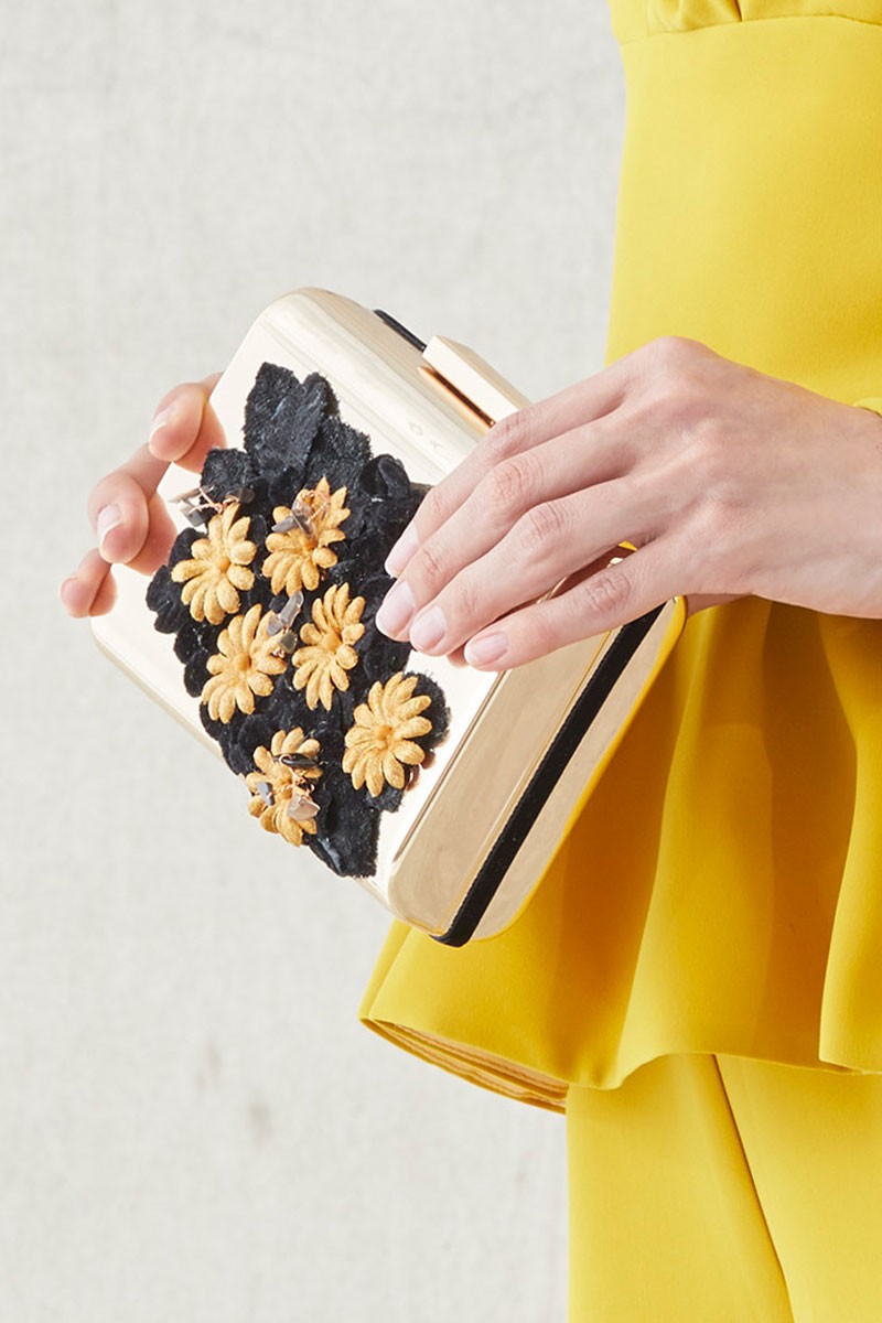 comprar online clutch base dorada con hojas negras de terciopelo y flores doradas para eventos bodas invitadas de boda