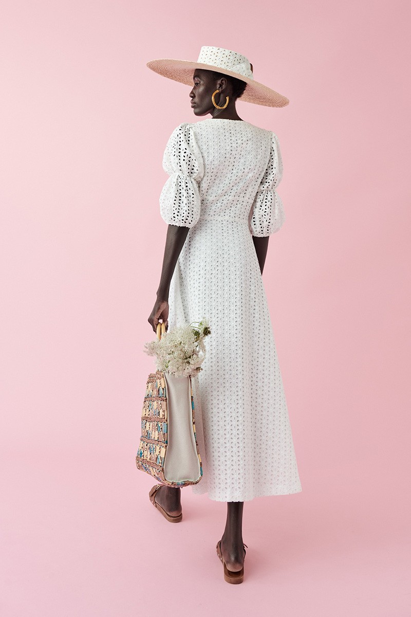 comprar online vestido  midi blanco troquelado y boton de madera con mangas globo