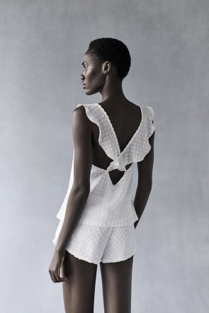 comprar online pijama de plumetti blanco y negro de  top con volantes cruzados y escote en pico y short