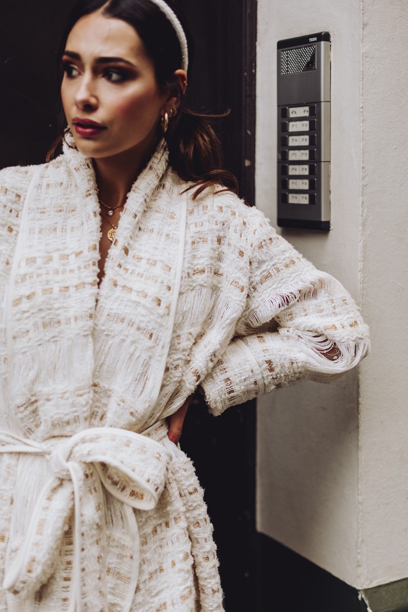 abrigo blanco para novia  en chanel en blanco roto y dorado con flecos para novia civil, boda intima, madre de bautizo, comunion, shop online