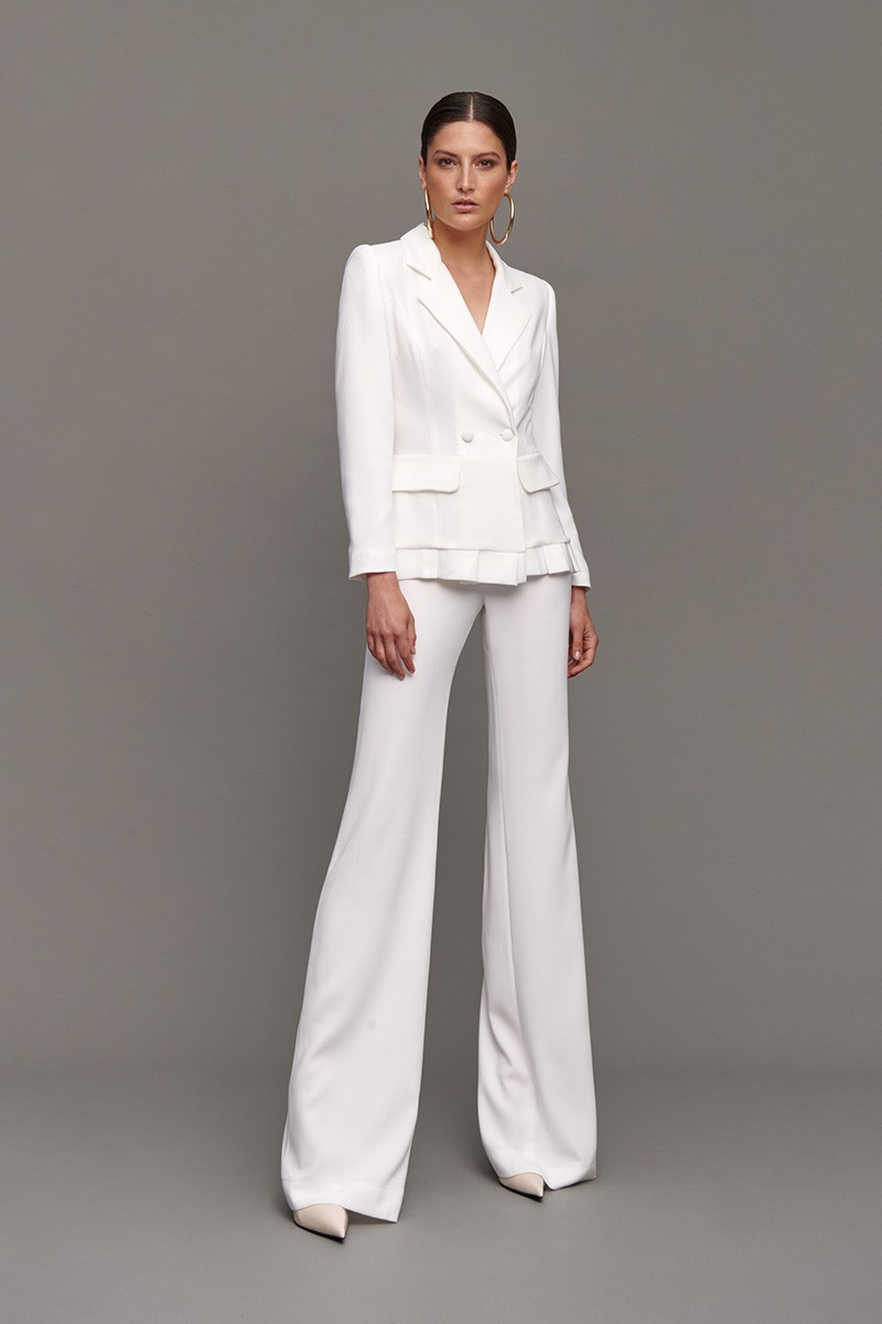 traje blanco dos piezas con palazzo y chaqueta con volante para novia civil o invitada bautizo, comunion