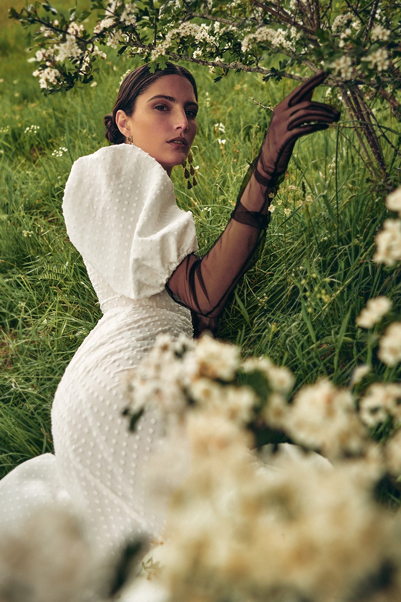 vestido plumetti blanco con mangas abullonadas y volante  para invitadas boda  verano 2021