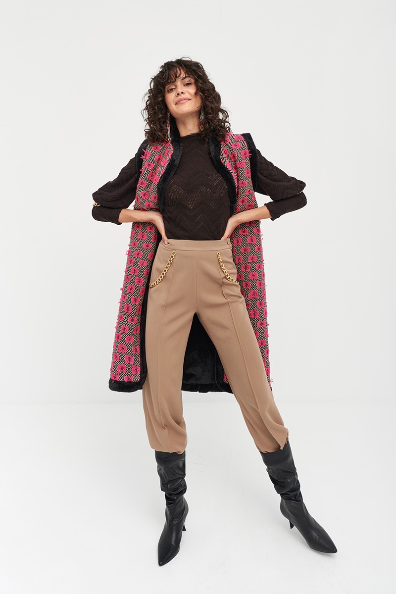 Jersey negro de punto calado con manga abullonada con palazzo camel