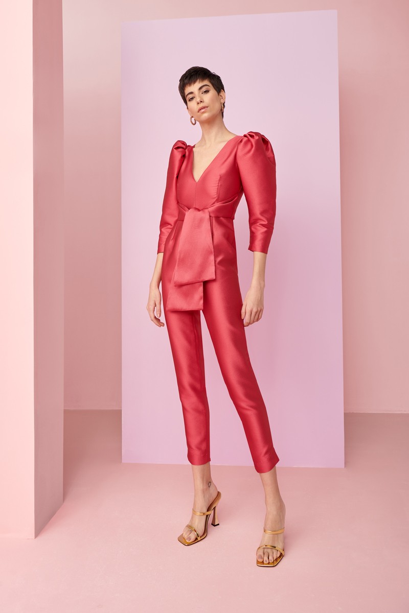 Mono de fiesta  en jacquard coral con manga jamon, pantalon estrecho  y lazada en cintura para invitadas boda verano, graduacion o comunion