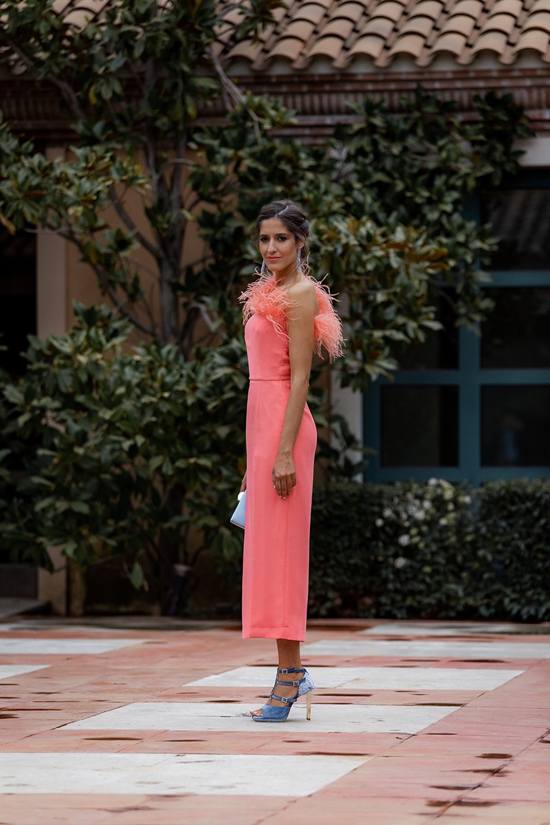 Vestido midi coral con escote asimetrico con boa de plumas  para invitadas boda on line