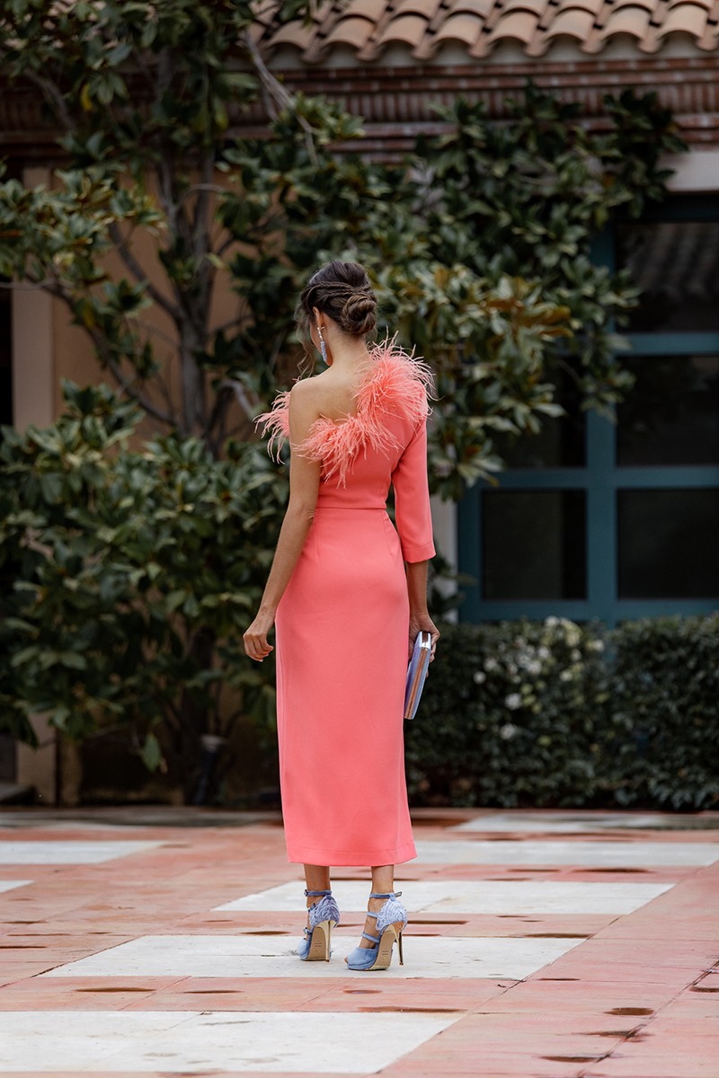 Vestido midi coral con escote asimetrico con boa de plumas  para invitadas boda online