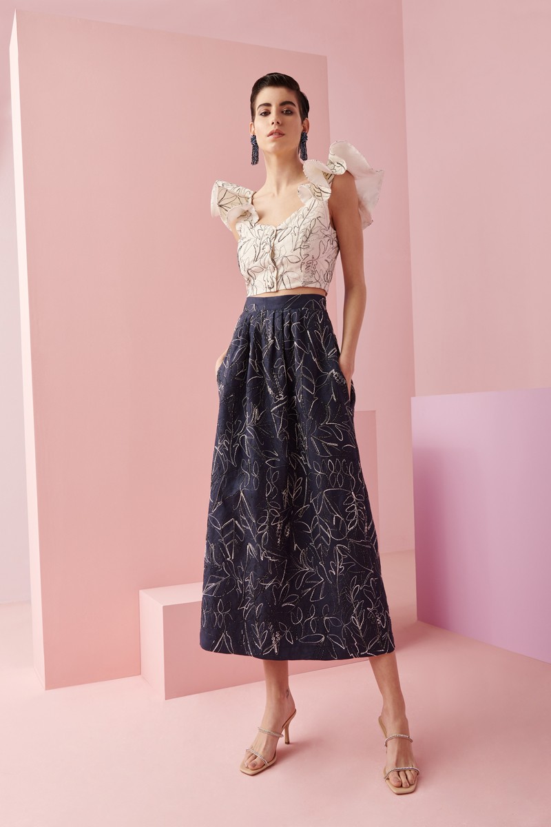 comprar conjunto en lino bordado de  falda azul y top corto beige con volantes roto para invitadas a boda de dia, bautizo, comunion, fiesta, verano