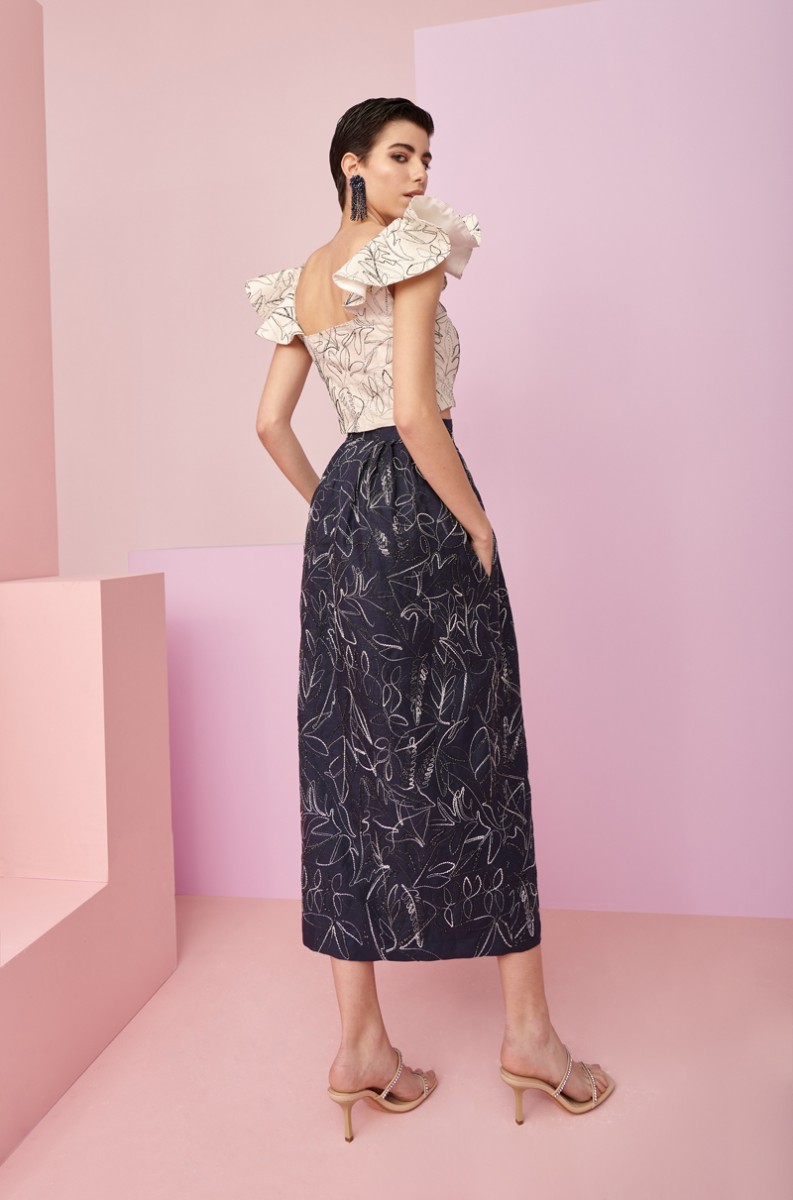 conjunto en lino bordado de  falda azul y top corto beige con volantes roto para invitadas a boda de dia, bautizo, comunion, fiesta, verano