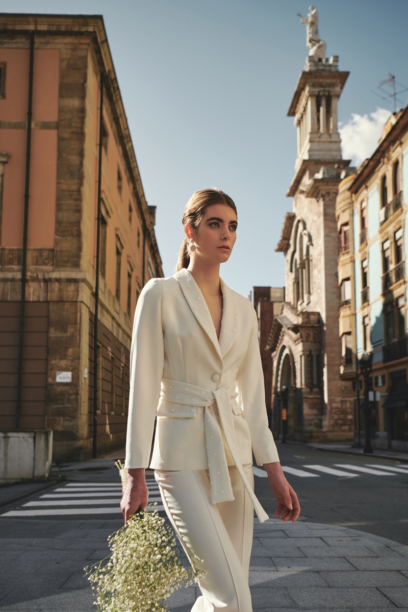 traje de chaqueta en crepe blanco y detalles de plumetti con blazer cuello esmoquin, boda civil, madre de comunion, bautizo, fondo de armario