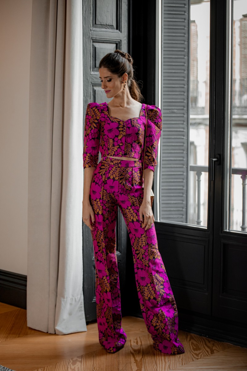 compra online conjunto jacquard de flores de top escote corazon manga francesa y  pantalon para invitada evento boda, fiesta, salir con amigos, fondo de armario invitada perfecta