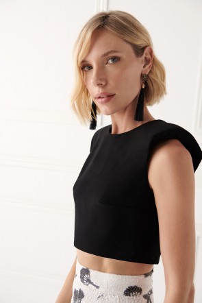 top corto confeccionado en crepe negro y  hombreras para invitada a boda, fiesta, evento, invitadas, shoponline apparentia