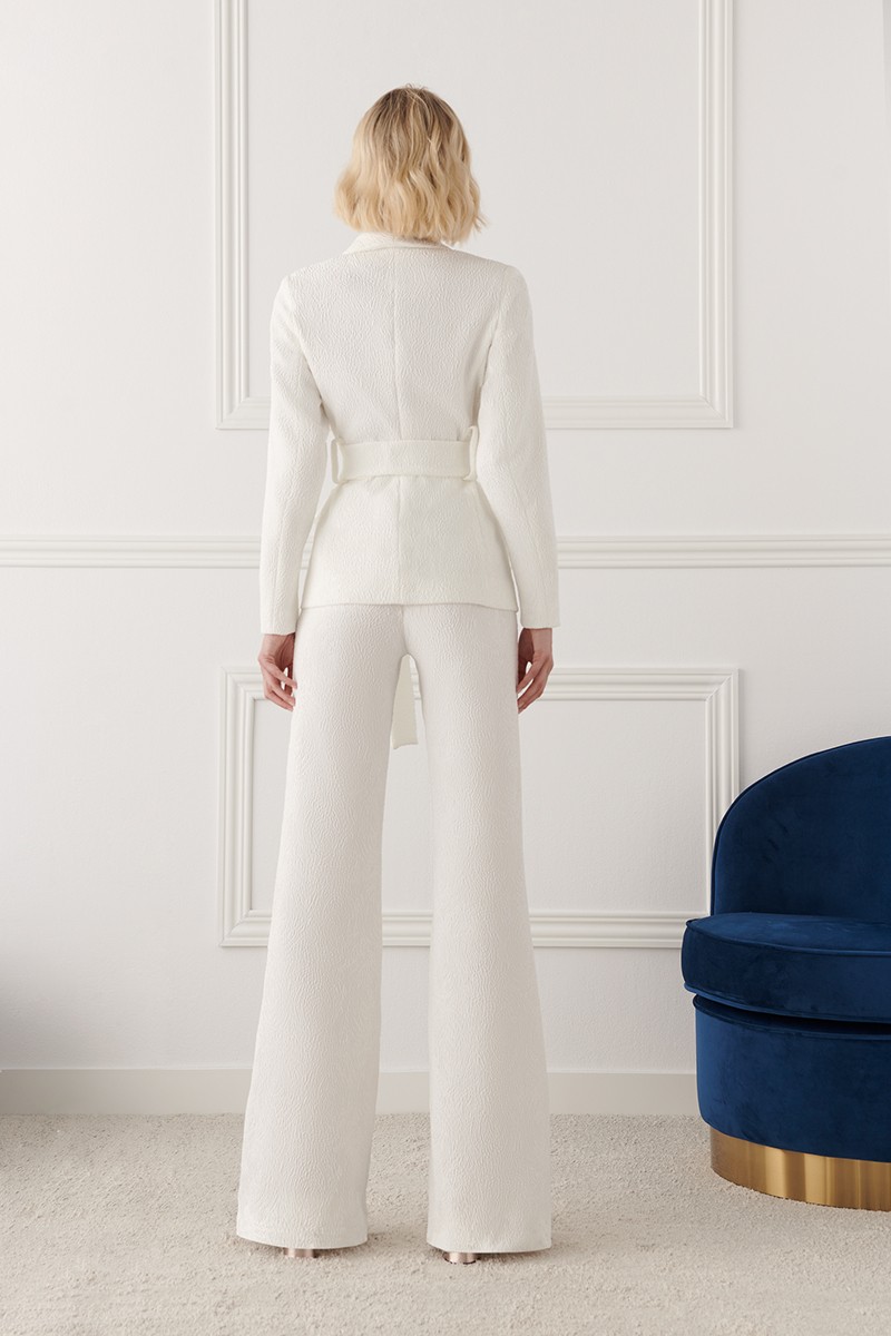 traje de chaqueta y pantalon en jacquard brocado blanco Blazer  con cuello esmoquin y cinturon para boda civil, novia, mama, bautizo o comunion
