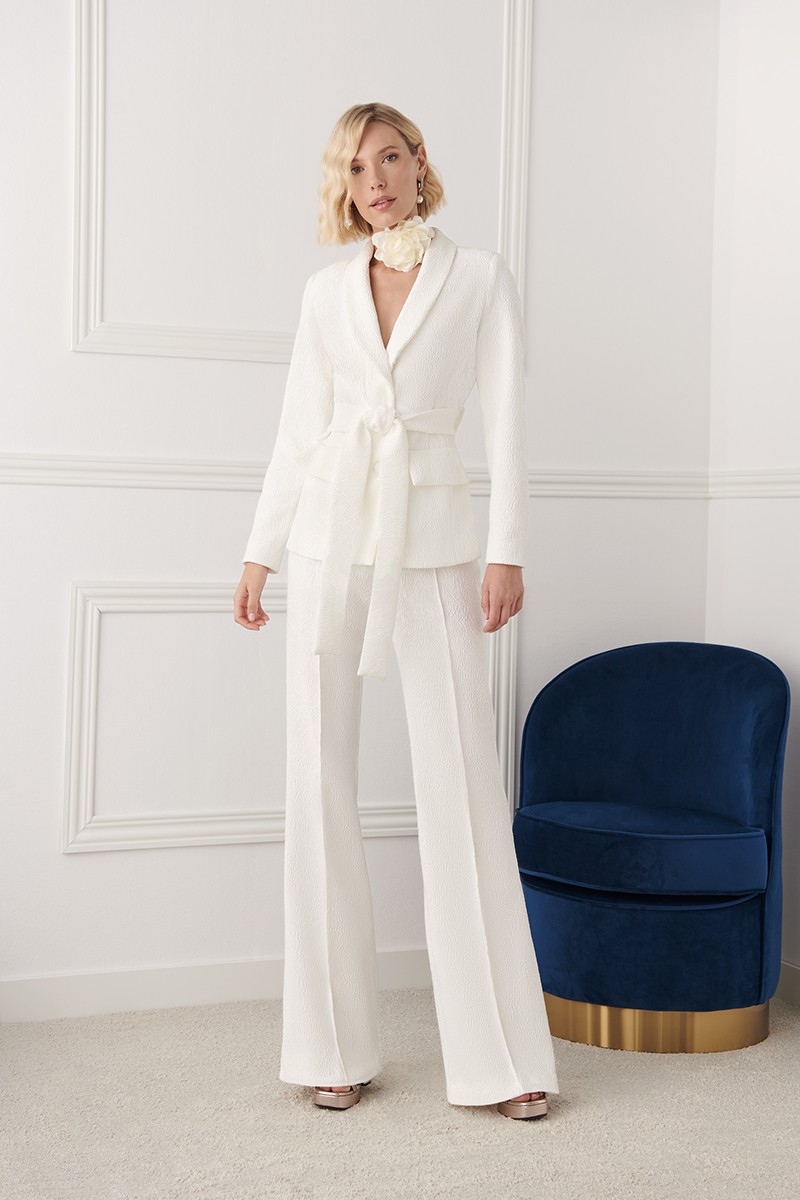traje de chaqueta y pantalon en jacquard brocado blanco Blazer  con cuello esmoquin y cinturon para boda civil, novia, mama, bautizo o comunion