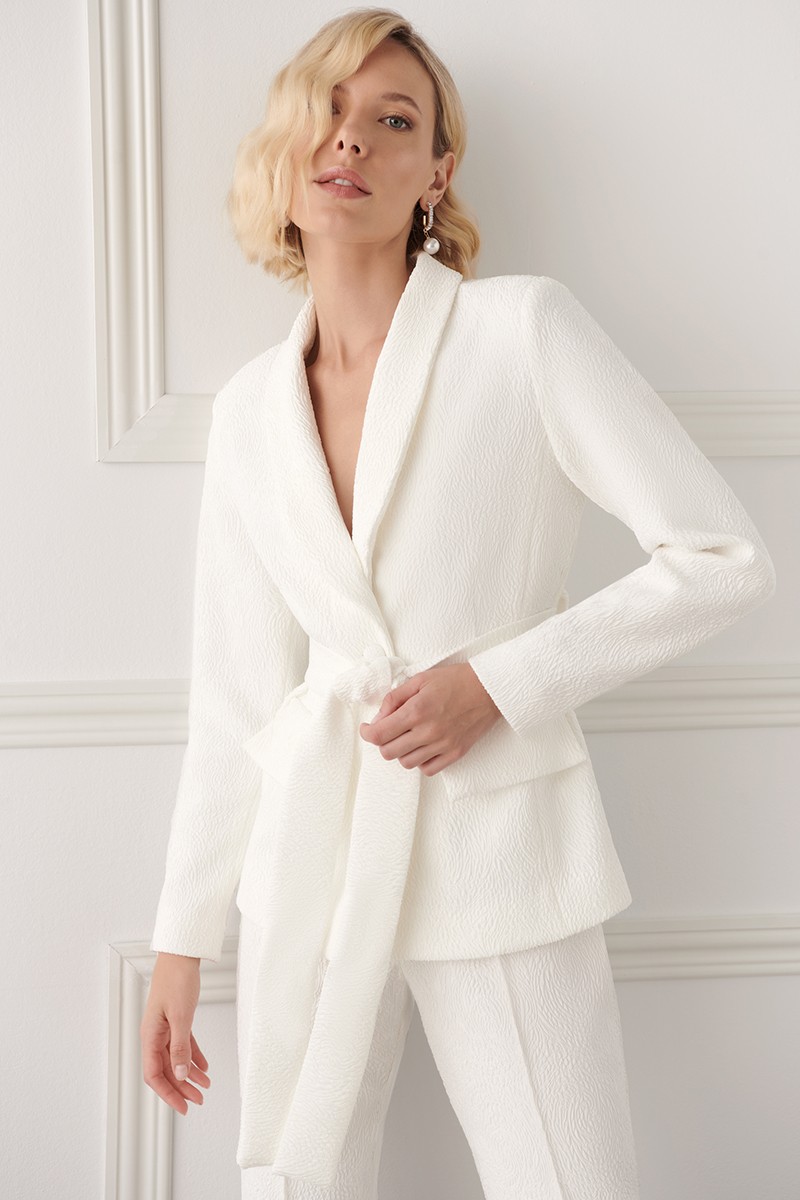 comprar traje de chaqueta y pantalon en jacquard brocado blanco Blazer  con cuello esmoquin y cinturon para boda civil, novia, mama, bautizo o comunion