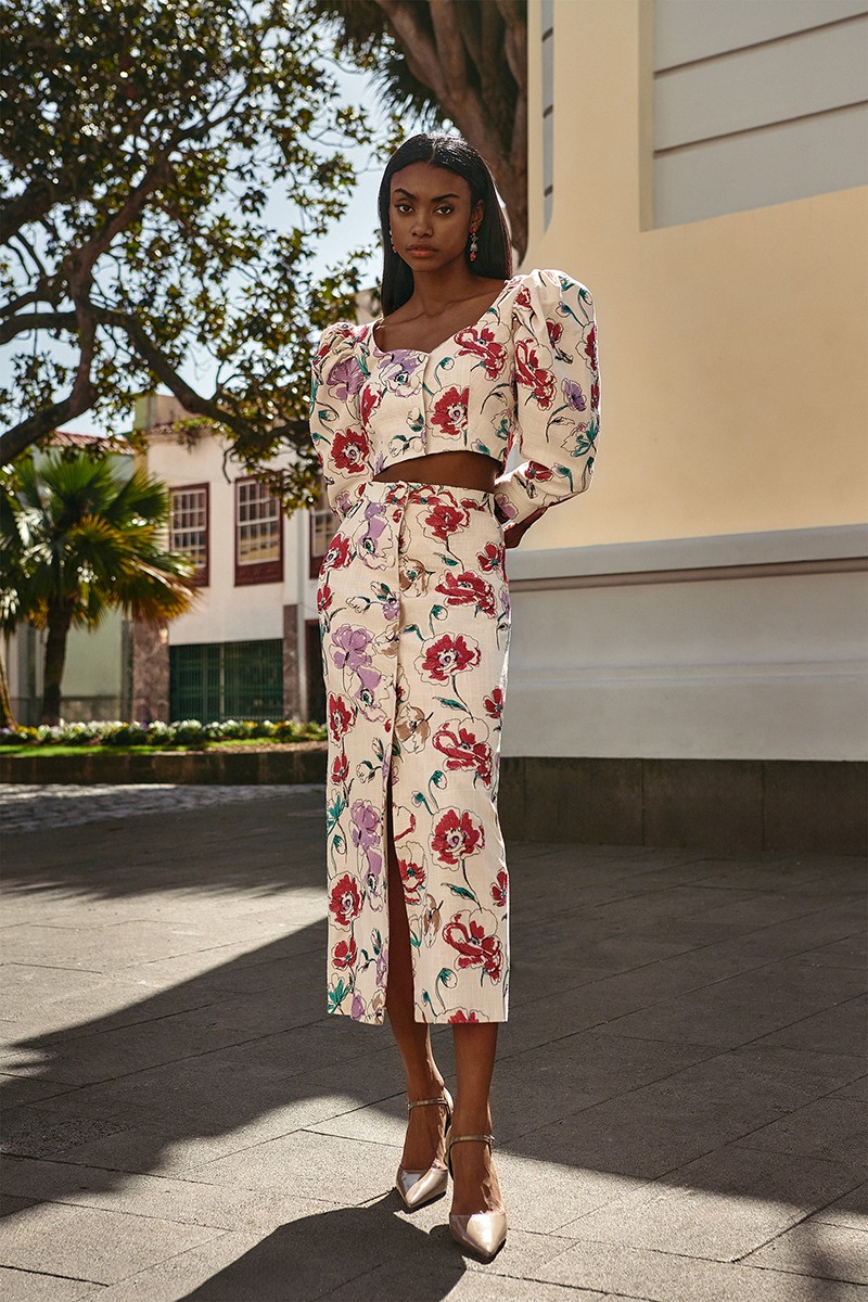 top y falda recta botones en tejido de lino beige con flores bordadas de colores, para invitada fiesta, boda, evento, mamá de comunion comprar online