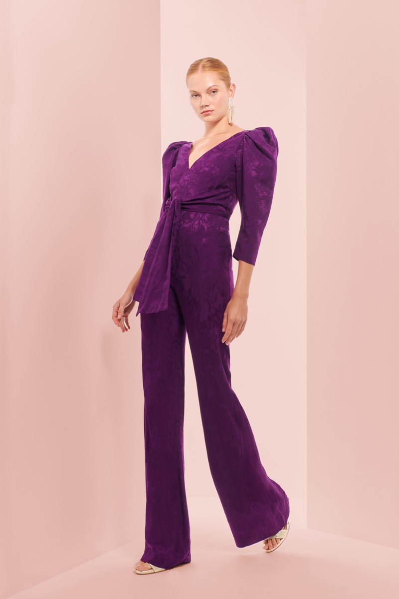 Mono  de fiesta con manga abullonada, pantalon palazzo  y lazada en cintura confeccionado en jacquard para invitadas boda otoño invierno