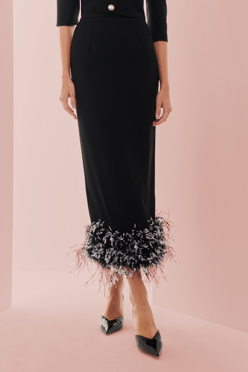 Falda negra con plumas al tono blanca y negra para invitada a boda, fiesta, evento, invitadas, shop online apparentia