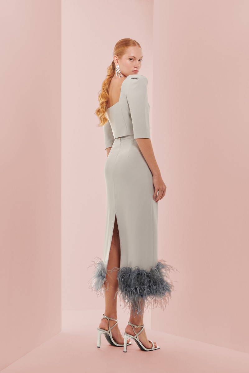 Preciosa falda de vestir crepe gris, recta con boas de plumas al tono para invitada a boda, fiesta, evento, invitadas, shop online apparentia