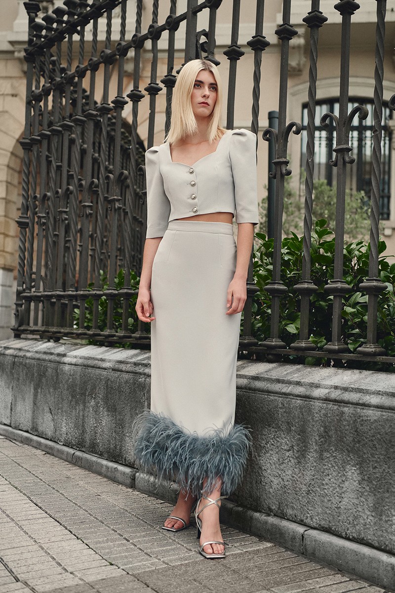 comprar  falda gris con plumas  con top a juego para invitada a boda, fiesta, evento, invitadas, shop online apparentia