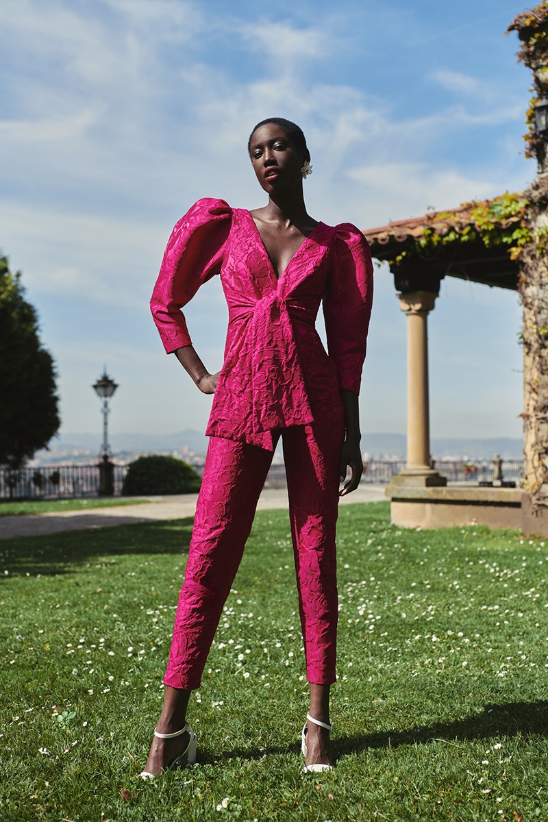 Mono de fiesta brocado en jacquard buganvilla con manga abullonada, pantalon pitillo  y lazada en cintura  para invitadas boda, graduacion, verano, otoño, evento