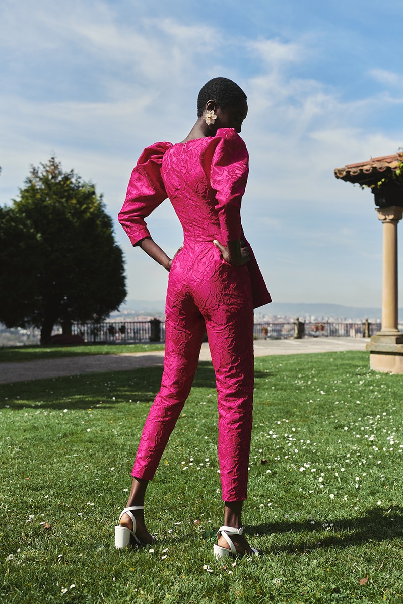 Mono de vestir brocado buganvilla con manga abullonada, pantalon pitillo  y lazada en cintura  para invitadas boda, graduacion, verano, otoño, evento