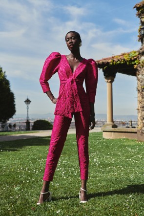 Mono de fiesta brocado en jacquard buganvilla con manga abullonada, pantalon pitillo  y lazada en cintura  para invitadas boda, graduacion, verano, otoño, evento