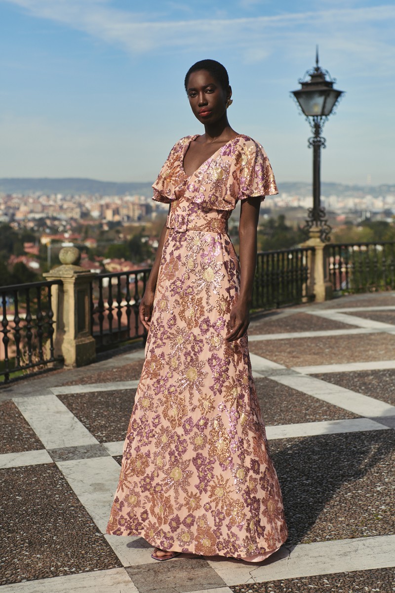 vestido largo en  confeccionado en gasa de lentejuela en colores pastel melocoton, dorado y morado con volante para invitadas de verano, boda, hermana de la novia, sequin dress