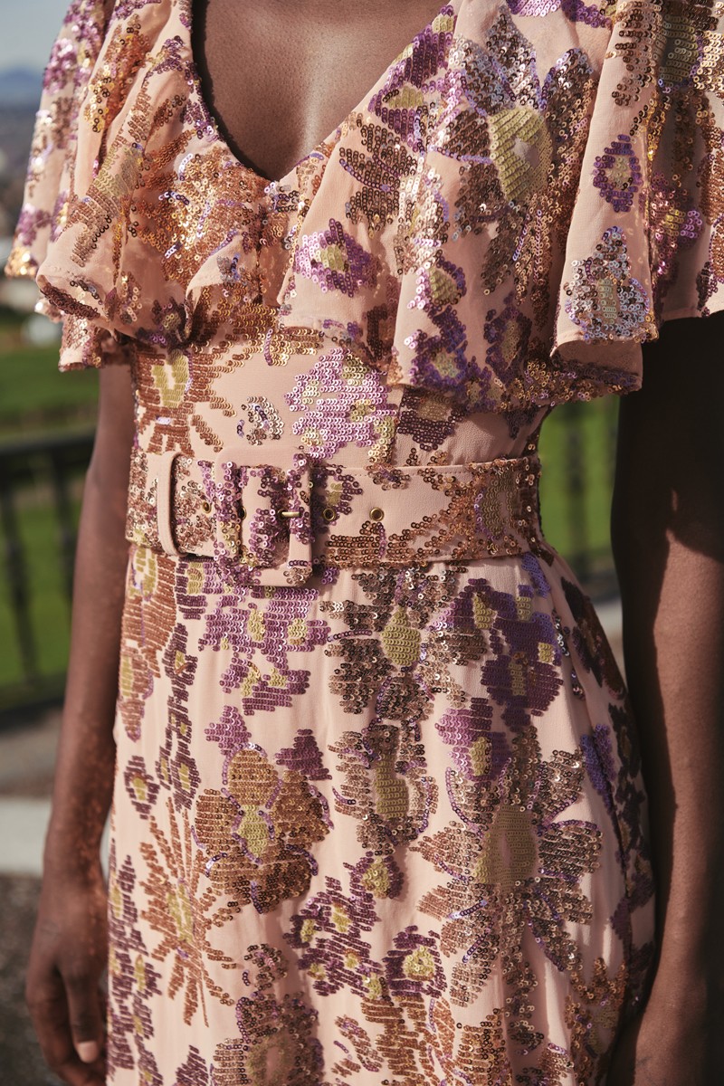 vestido de fiesta largo de lentejuela en colores pastel melocoton, dorado y morado con volante para invitadas de verano, boda, hermana de la novia