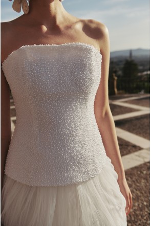 corsé con perlas sobre crepe blanco para novia, segundo vestido, fiesta, evento, gala, bride