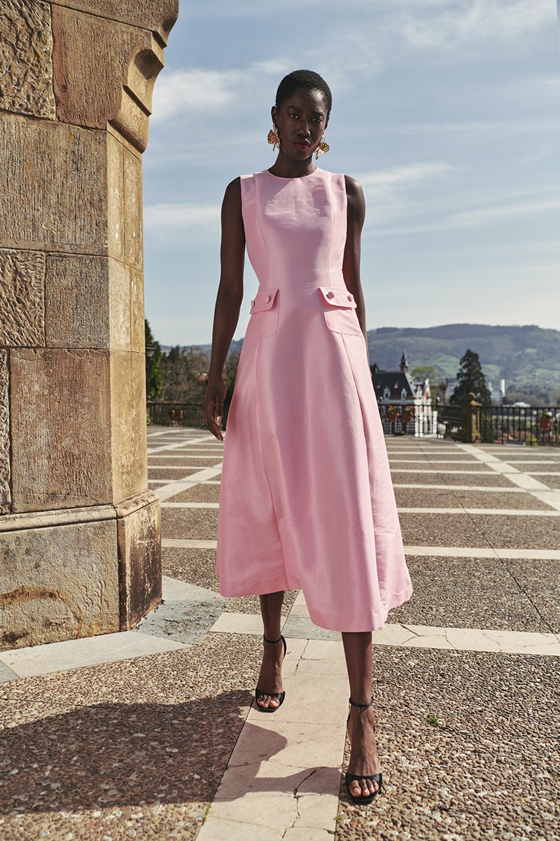 vestido midi evase rosa con escote a la caja para boda de día, mamá de comunión o bautizo.
