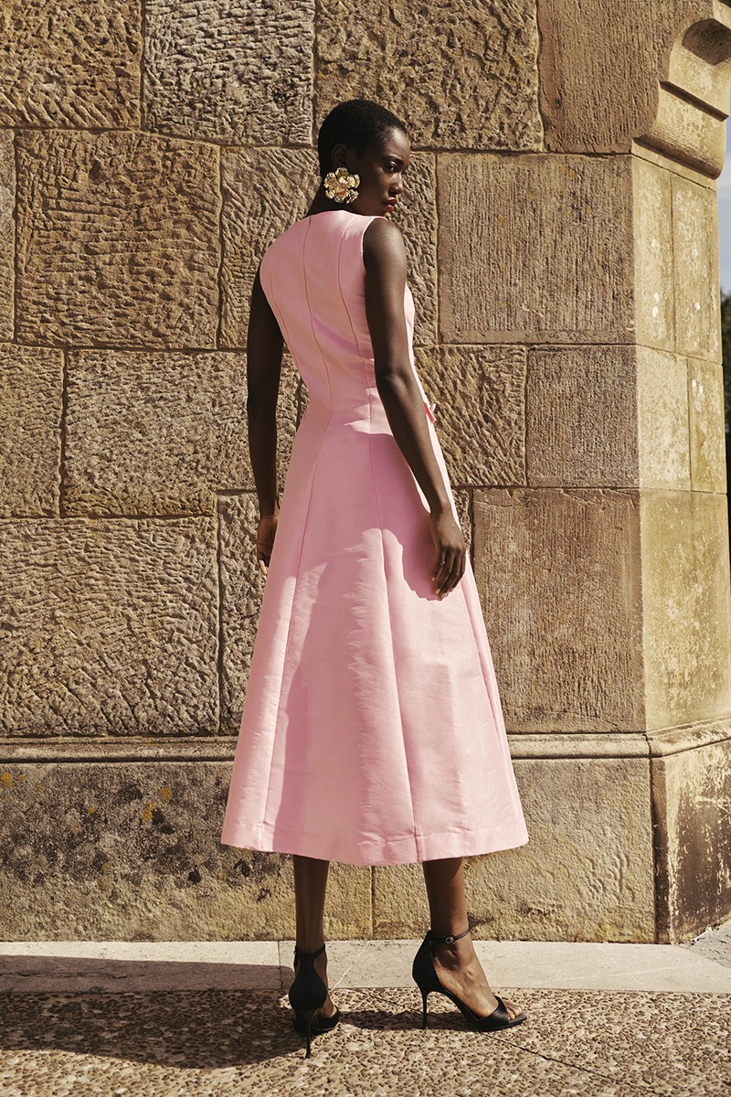 vestido midi evase rosa con escote a la caja para boda de día, mamá de comunión o bautizo.