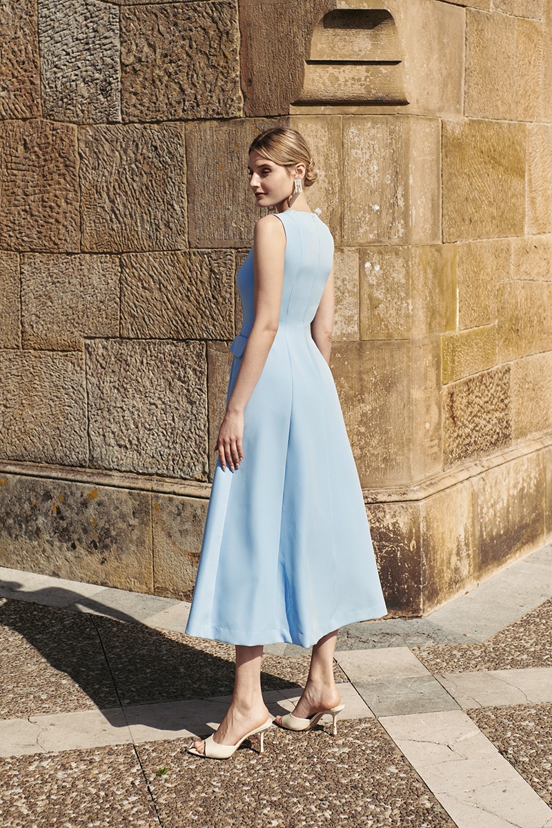 vestido midi crepe azul con escote a la caja para boda de día, mamá de comunión o bautizo.