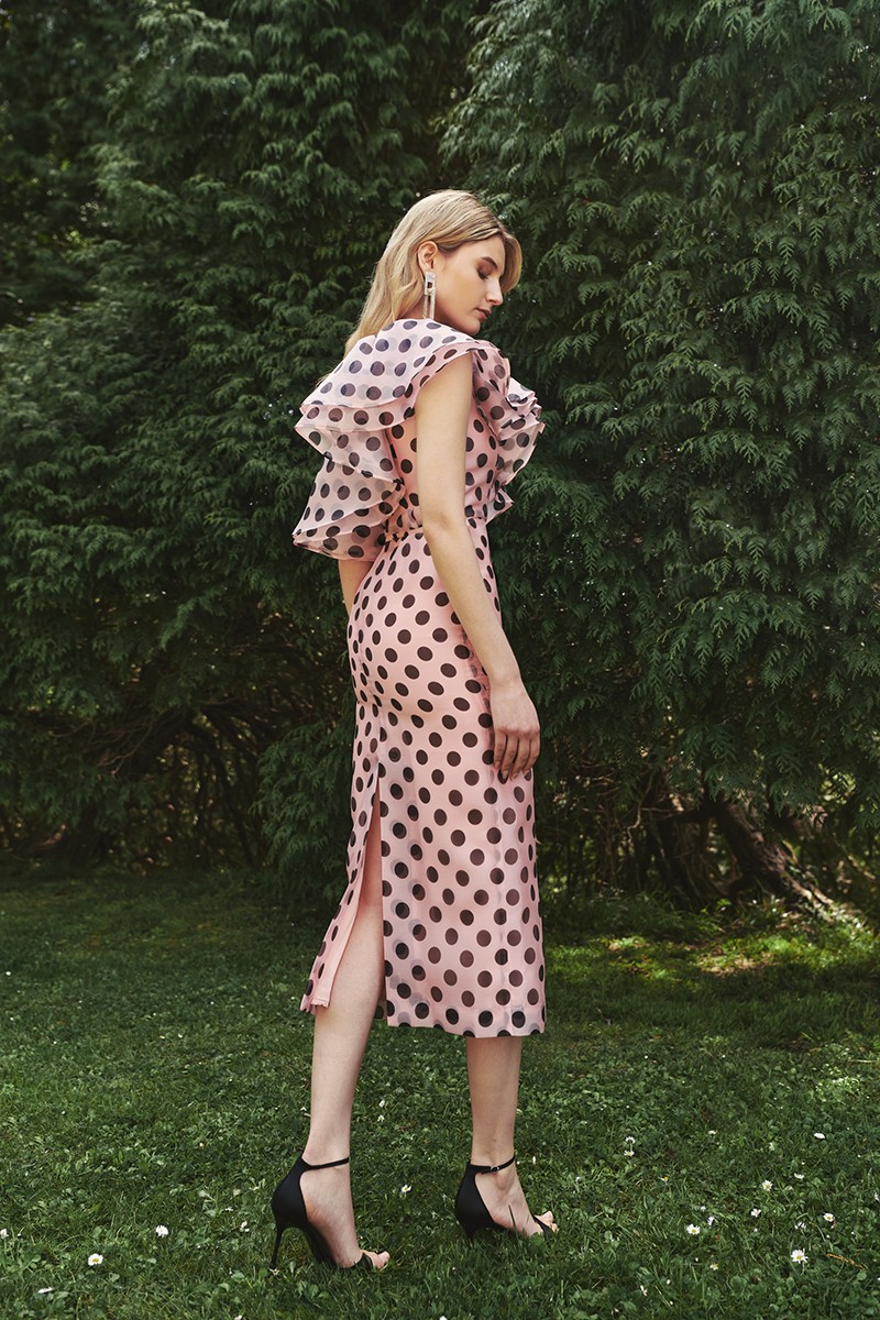 vestido midi con volantes en organza rosa empolvado de lunares negros  para invitadas a boda, gala, evento, fiesta de verano, madrinas
