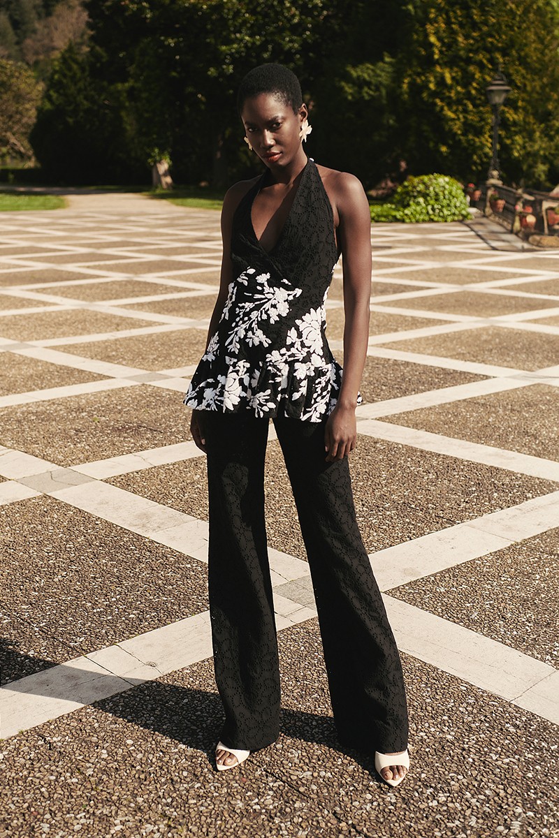 conjunto de dos piezas de pantalon y top troquelado negro con lentejuelas blancas bordadas de flor para invitada boda, fiesta, evento de verano
