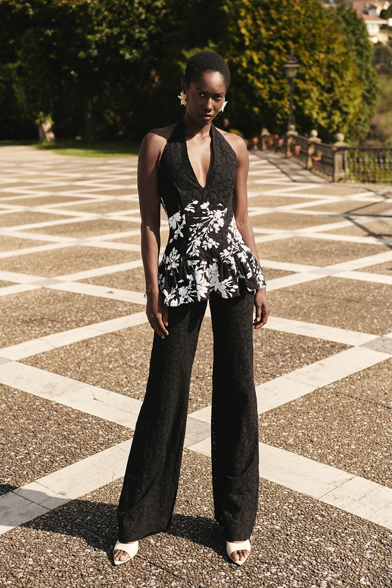 Precioso palazzo con top troquelado negro con lentejuelas blancas bordadas de flor para invitada boda, fiesta, evento de verano