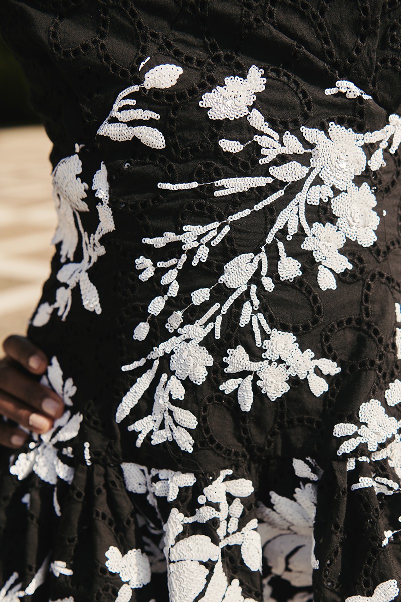 top fantasĂa negro con lentejuelas blancas bordadas de flor con volante para invitada boda, fiesta, evento de verano